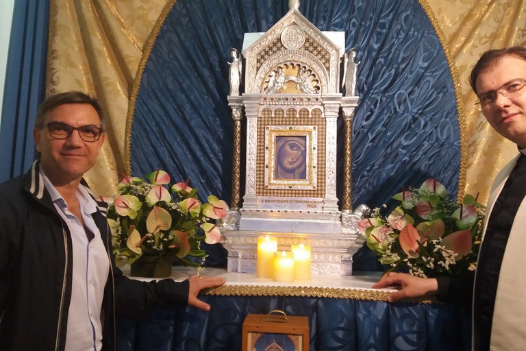Gaetano Dagostino con don Andrea Azzollini. <span>Foto Gianluca Battista</span>