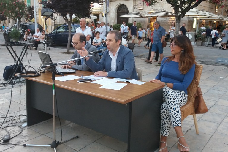 Un momento delle comunicazioni in piazza. <span>Foto Gianluca Battista</span>