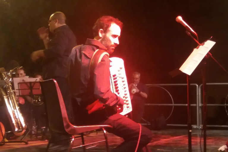 Il Maestro Chiapparino con le bande giovinazzesi. <span>Foto Gianluca Battista</span>