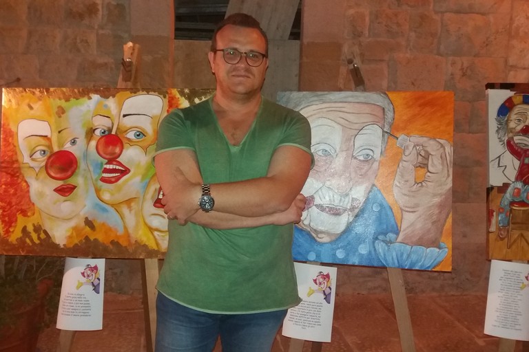 Alessandro Cavaliere tra i suoi clown. <span>Foto Gianluca Battista</span>