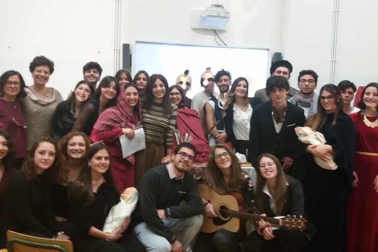 Tutti in posa dopo il laboratorio teatral-musicale
