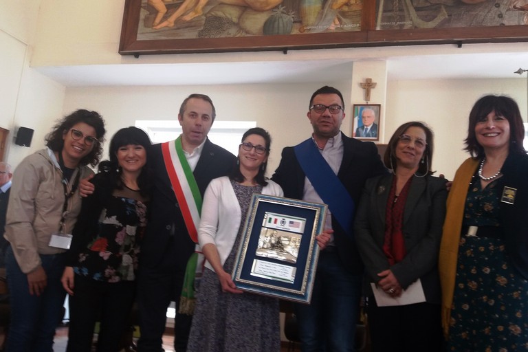 Diana con le istituzioni locale e la preside. <span>Foto Gianluca Battista</span>