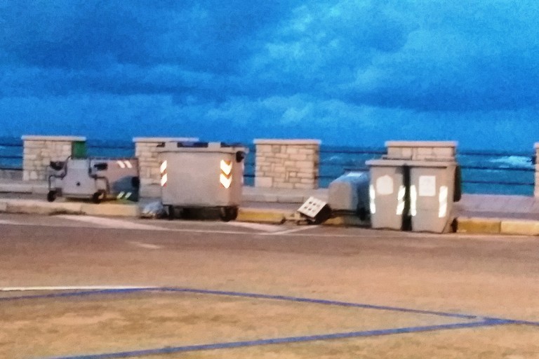 Bidoni rovesciati a Ponente. <span>Foto Gabriella Serrone</span>
