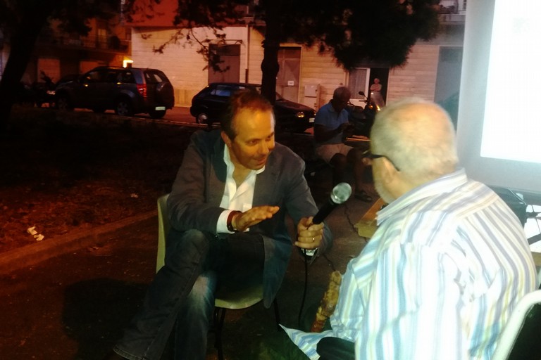 Il sindaco con un cittadino. <span>Foto Gianluca Battista</span>