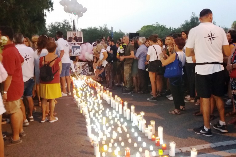 Tanti lumini per la via della luce in memoria di Giorgia. <span>Foto Gianluca Battista</span>