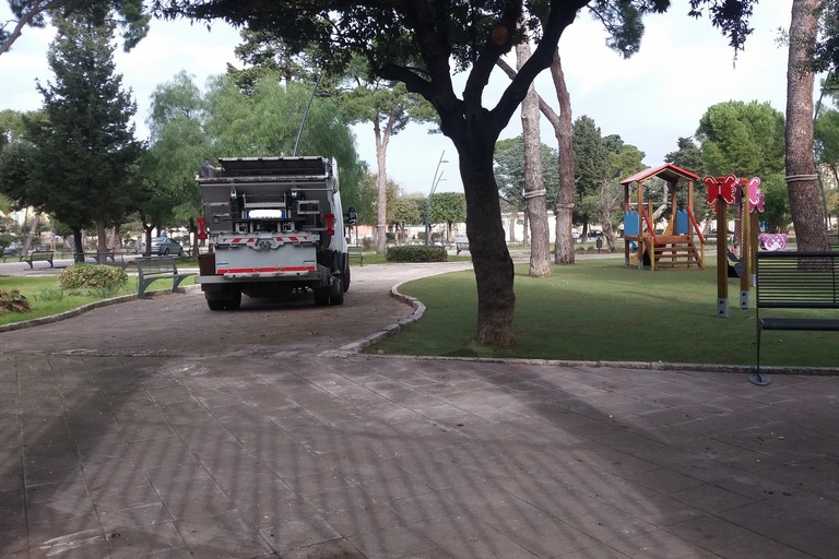 Operazioni di pulizia in Villa Comunale