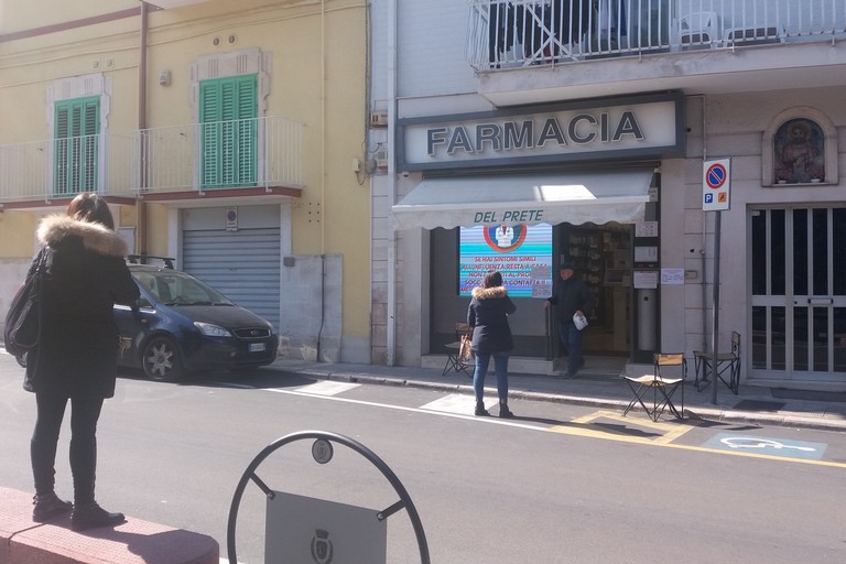 In coda per entrare in farmacia