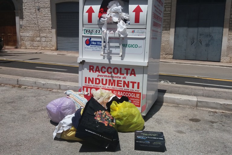 Scempio di indumenti. <span>Foto Gianluca Battista</span>