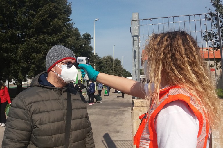 Misurazione temperatura mercato settimanale. <span>Foto Gianluca Battista</span>