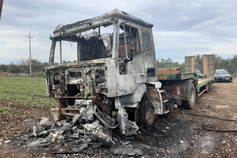 Uno dei due camion incendiati recuperati dai Carabinieri