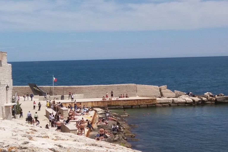 Bagnanti a Levante