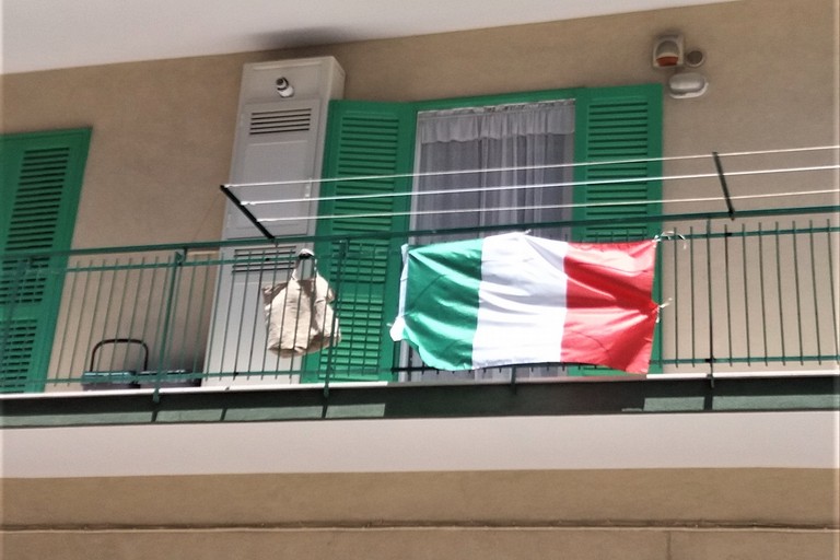 Tricolori ai balconi