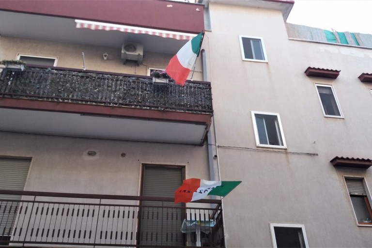 Tricolori ai balconi