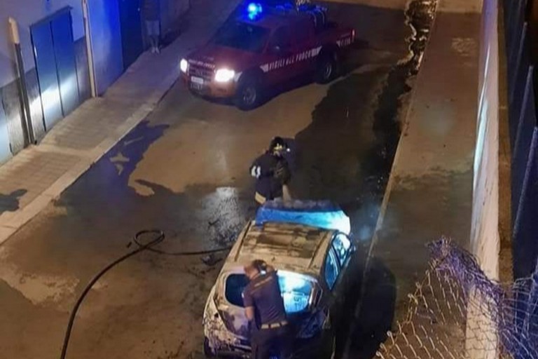 La Renault Clinica incendiata in via Imbriani
