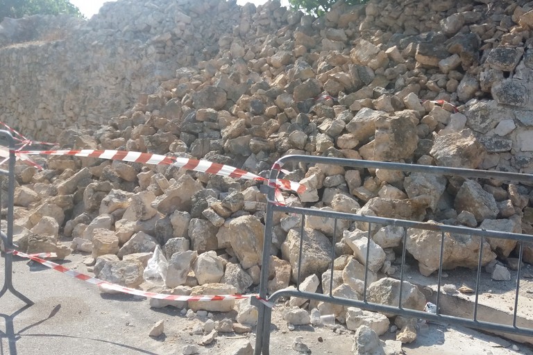 Muretto a secco crollato in via Crocifisso