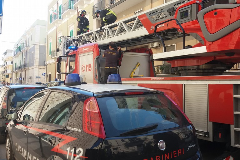 Carabinieri e Vigili del Fuoco in azione