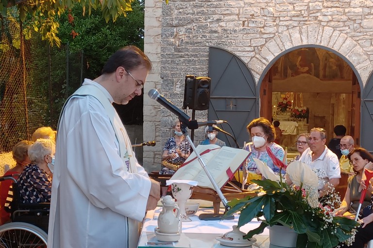 Don Andrea Azzollini al Padre Eterno. <span>Foto Gianluca Battista</span>