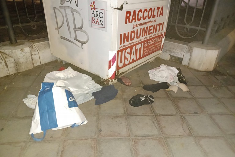 Indumenti sparsi per strada in piazza Garibaldi