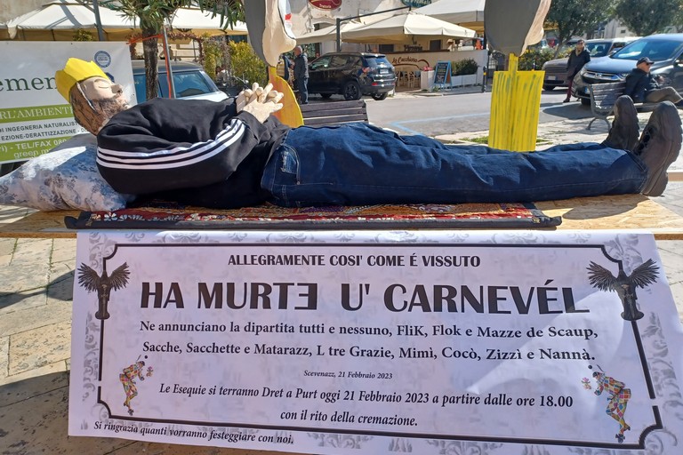 Il feretro di Zi' Rocc. <span>Foto Gianluca Battista</span>