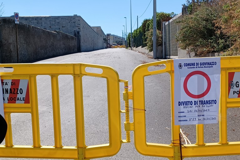 Chiusura per crollo muro cimitero. <span>Foto Gianluca Battista</span>