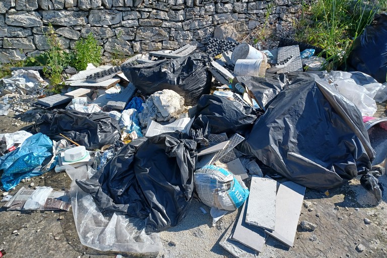 Rifiuti nell'agro di Giovinazzo. <span>Foto Gianluca Battista</span>