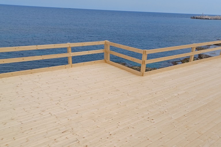Piattaforme in allestimento a Ponente. <span>Foto Gianluca Battista</span>