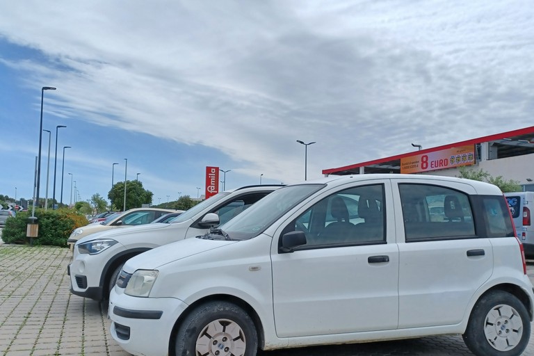 Auto in sosta davanti all'uscita del Famila