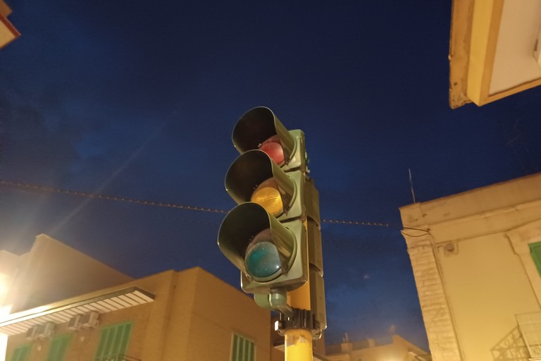 Semaforo spento. <span>Foto Gianluca Battista</span>