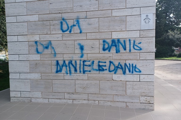 Scritte bagni pubblici. <span>Foto Gianluca Battista</span>