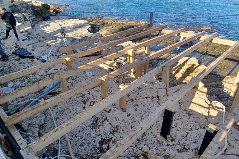 Rimozione piattaforma a Ponente. <span>Foto Gianluca Battista</span>