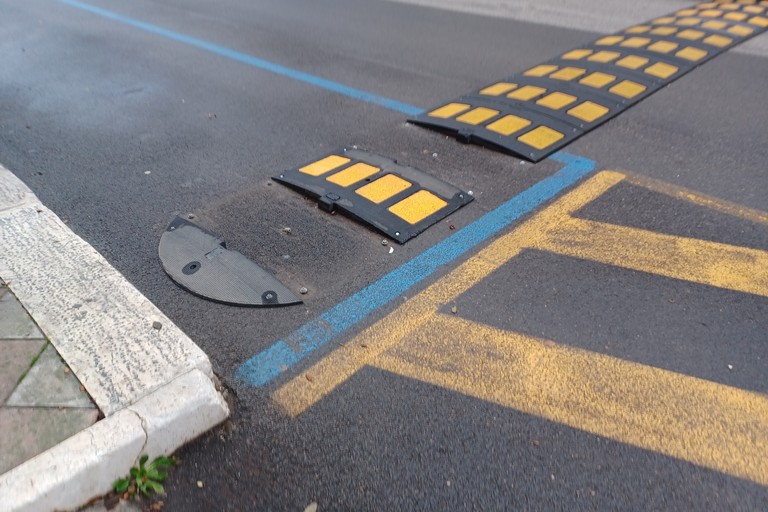 Dissuasore di velocità divelto. <span>Foto Gianluca Battista</span>