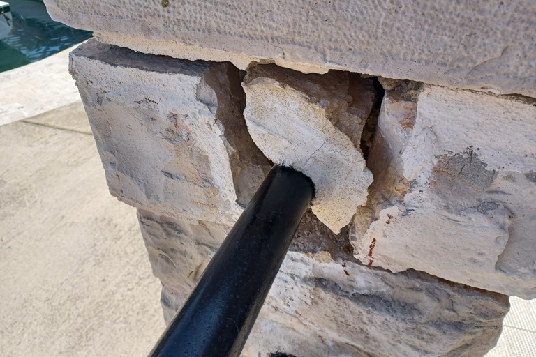 Muretto parapetto crepato. <span>Foto Gianluca Battista</span>