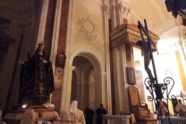 Madonna sotto l'Organo con Crocifisso. <span>Foto Gianluca Battista</span>