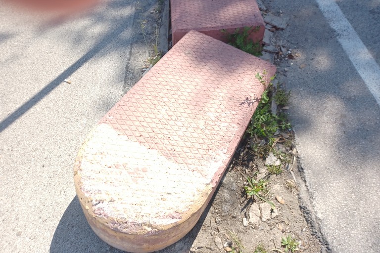 Cordolo divelto