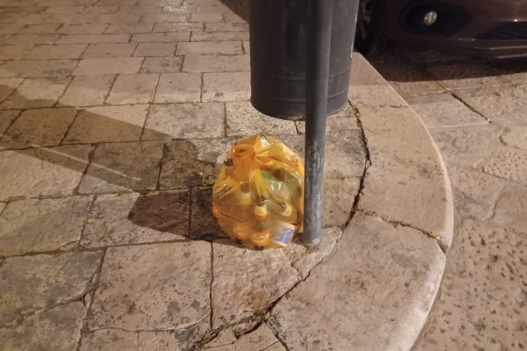 Rifiuti indifferenziati via Madonna degli Angeli