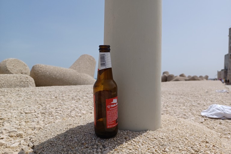 Bottiglia di birra abbandonata