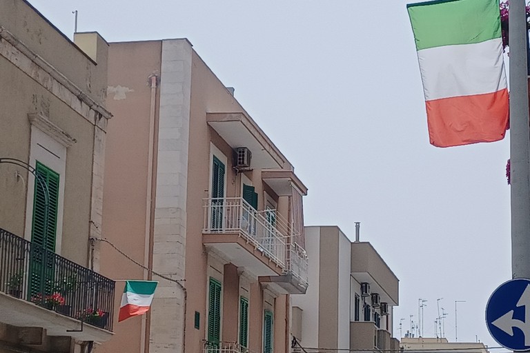 Bandiere italiane ai balconi