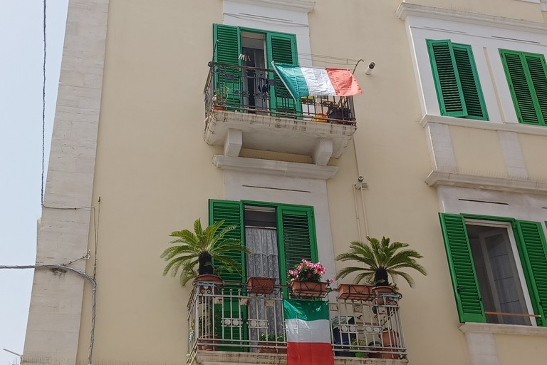 Bandiere italiane ai balconi