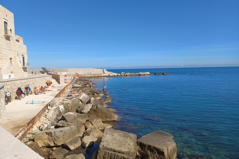 Bagnanti al Porto Vecchio. <span>Foto Gianluca Battista</span>
