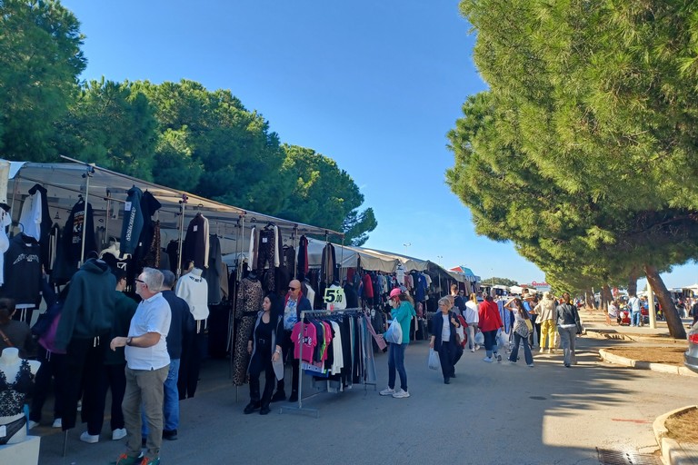 Mercato settimanale il 1°novembre. <span>Foto Gianluca Battista</span>