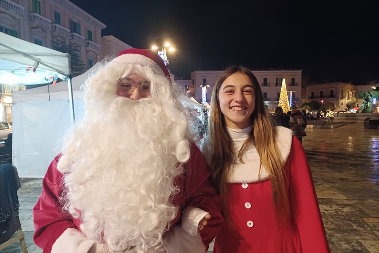 Babbo Natale e la sua assistente. <span>Foto Gianluca Battista</span>