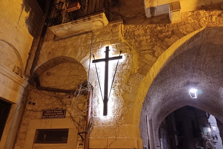 Croce in via Cattedrale. <span>Foto Gianluca Battista</span>