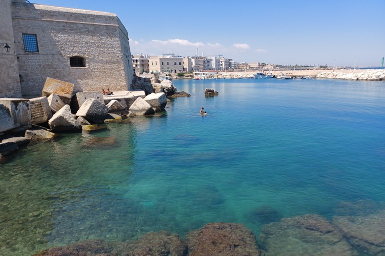 Porto di Giovinazzo con Palazzo Vescovile. <span>Foto Gianluca Battista</span>