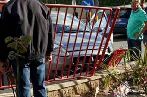 L'incidente stradale avvenuto alla rotatoria di via del Ciuccio