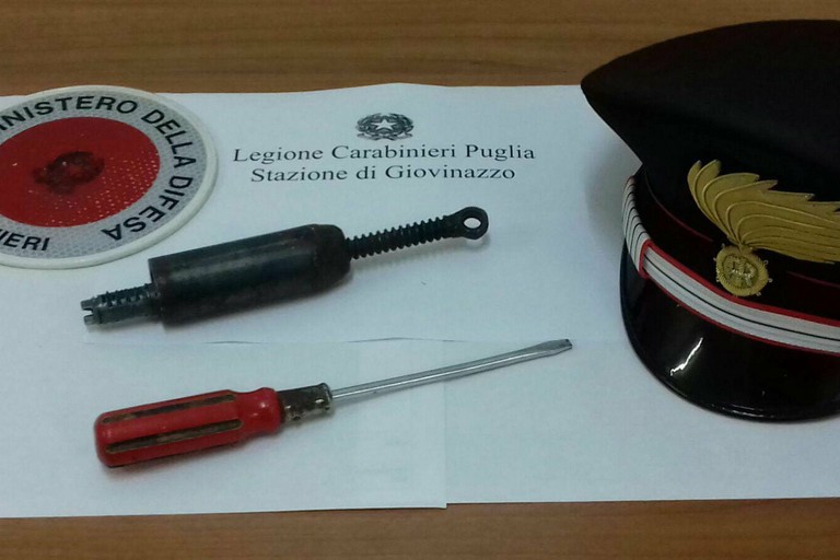 Gli arnesi da scasso sequestrati dai Carabinieri
