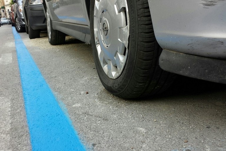 Parcheggio - striscia blu. <span>Foto PD Giovinazzo</span>