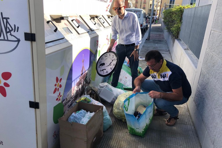 Sollecito ed Arbore nei pressi delle isole ecologiche