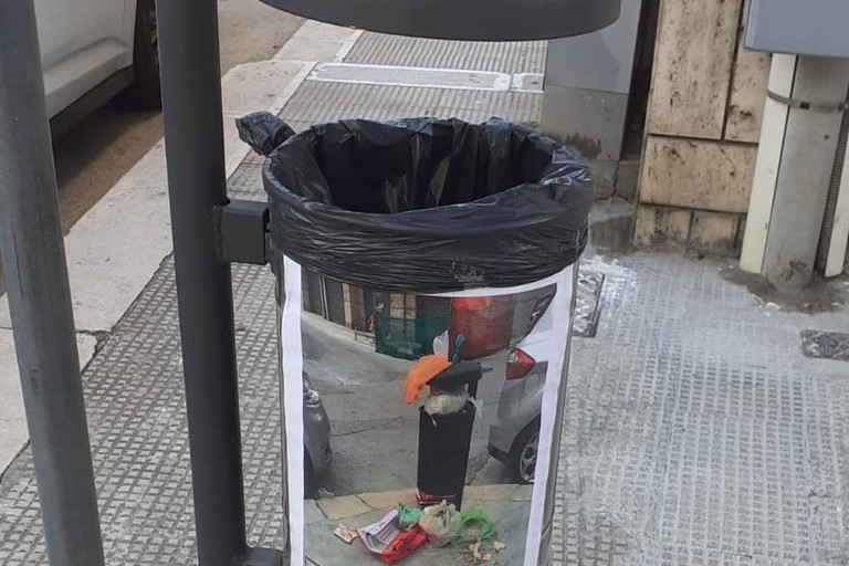 Foto sui portarifiuti