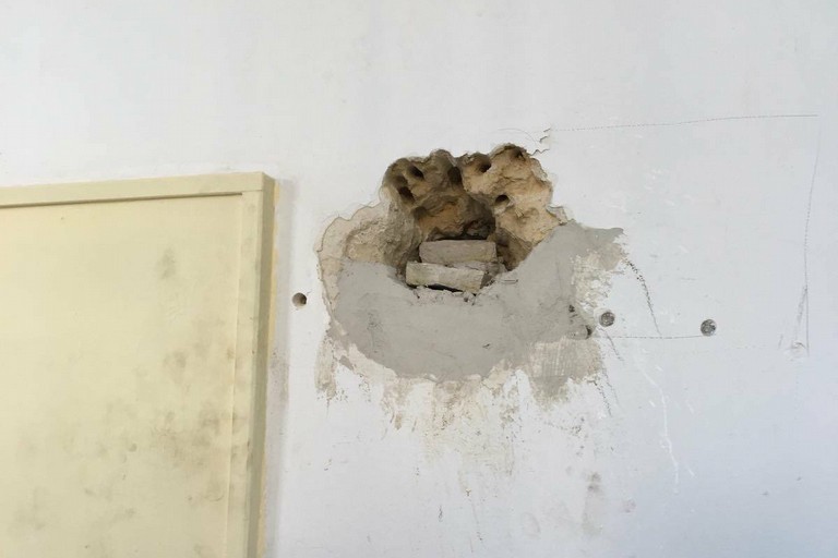 Il buco praticato nella stazione ferroviaria di Giovinazzo