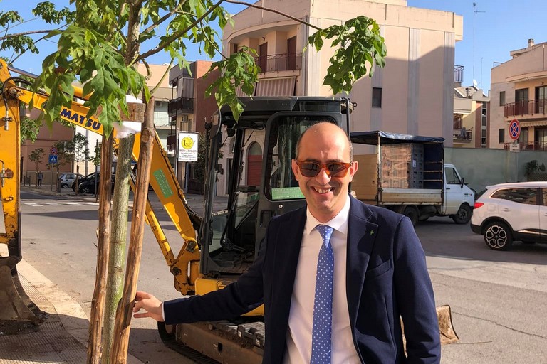 Michele Sollecito con un nuovo albero